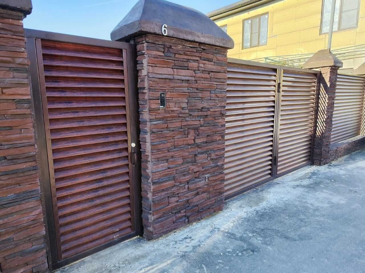 Забор с ламелями Еврожалюзи 43м Красный Каштан Printech в Рыбинске