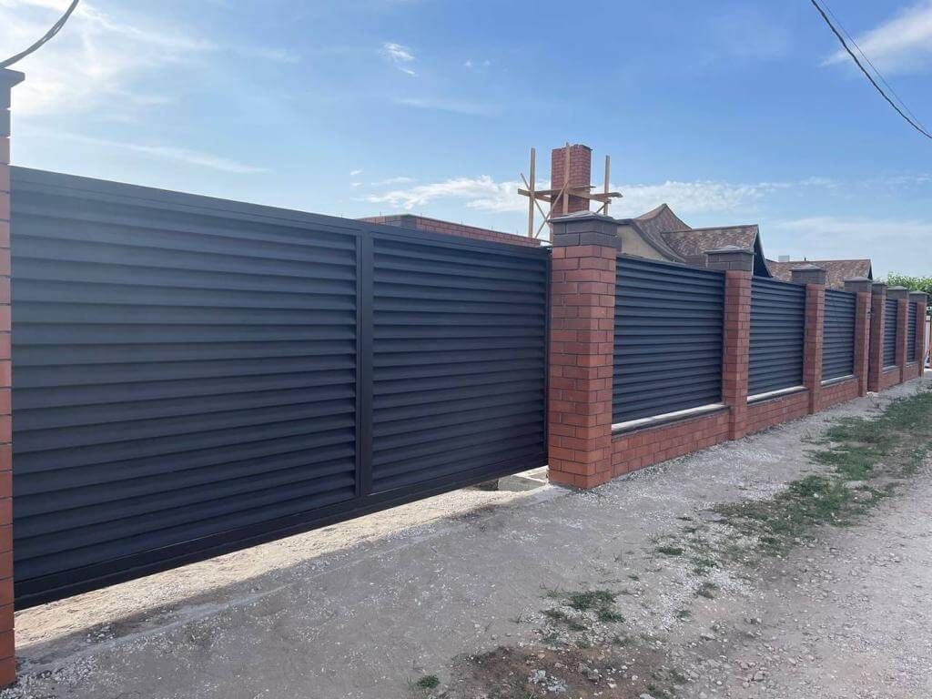 Забор из ламелей еврожалюзи 21м RAL8019/8019 Темный Шоколад МАТТЕ двухсторонний в Рыбинске