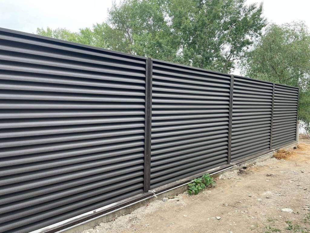 Забор-жалюзи с ламелями еврожалюзи 29м RAL8019/8019 Темный Шоколад МАТТЕ двухсторонний фото 2 в Рыбинске