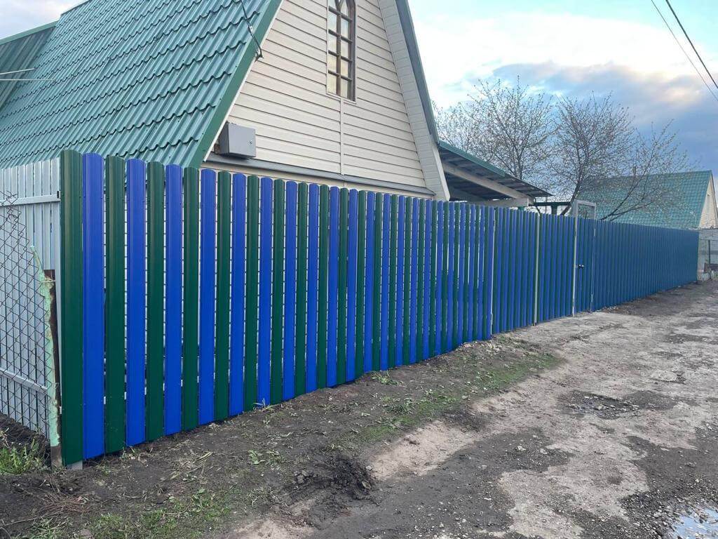 Забор из штакетника двух цветов 16м RAL6005 Зеленый Мох + RAL5002 Синий Ультрамарин фото 2 в Рыбинске