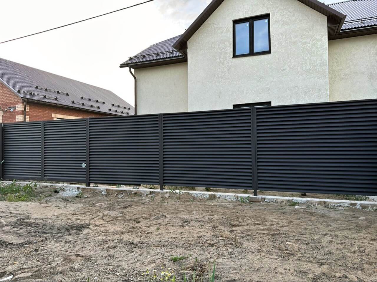 Забор с ламелями еврожалюзи 18м RAL8019/8019 Темный Шоколад МАТТЕ двусторонний фото 1 в Рыбинске
