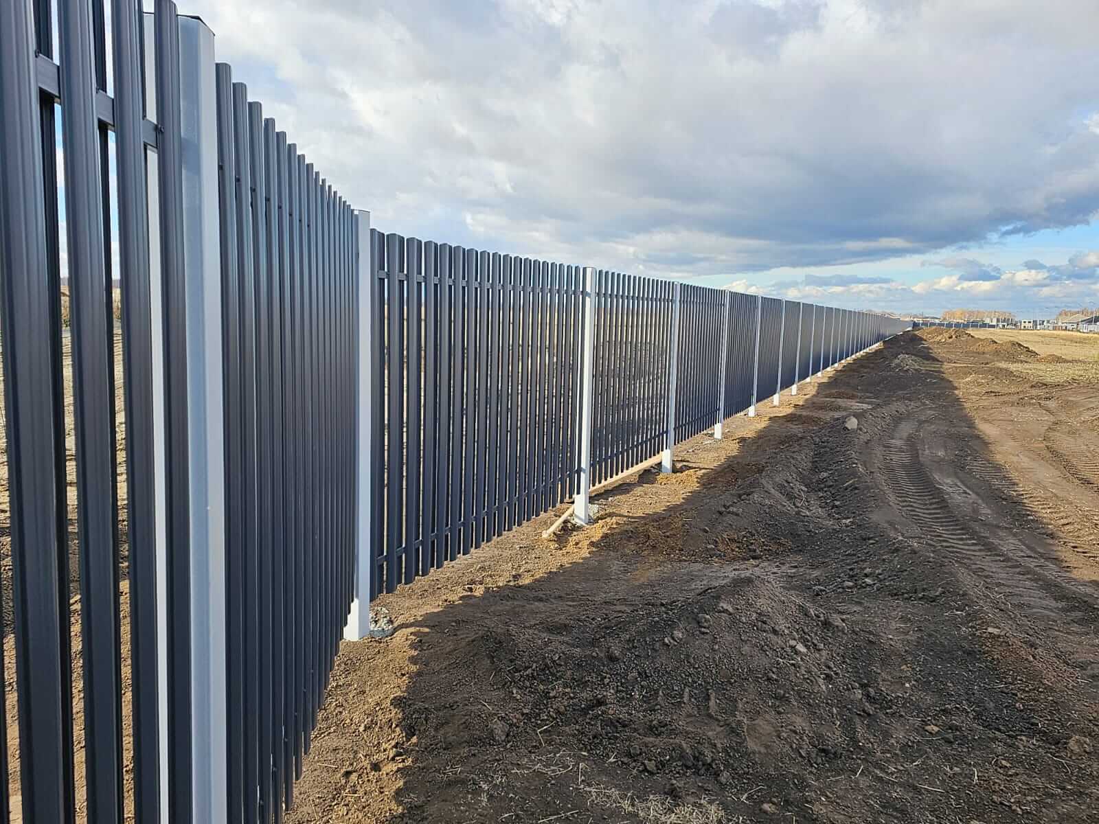 Забор из евроштакетника 234м RAL7024/7024 Серый Графит двусторонний фото 4 в Рыбинске