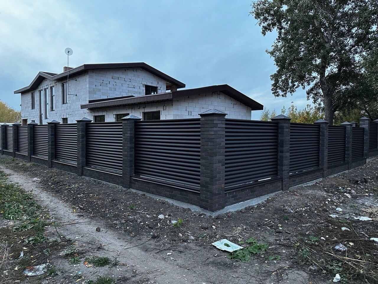 Забор из ламелей Еврожалюзи 38м RAL8019/8019 Темный Шоколад двусторонний MATTE фото 2 в Рыбинске