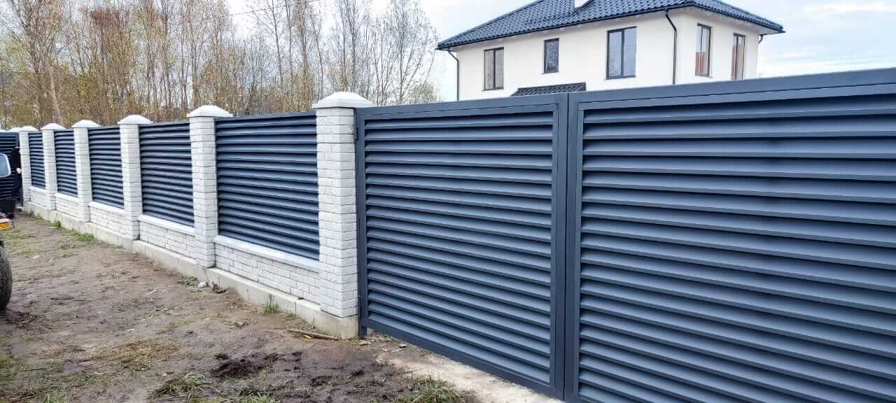 Забор-жалюзи из ламелей ЭКО-Z 32м RAL7024 Серый Графит МАТТЕ фото 5 в Рыбинске