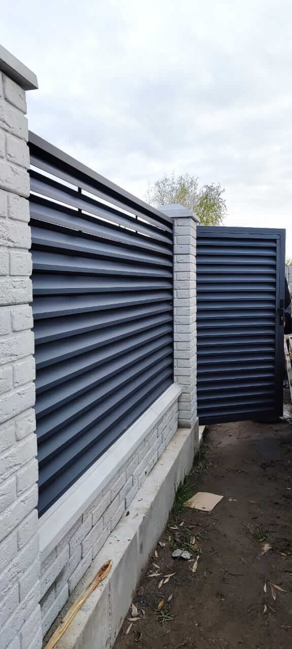 Забор-жалюзи из ламелей ЭКО-Z 32м RAL7024 Серый Графит МАТТЕ фото 4 в Рыбинске
