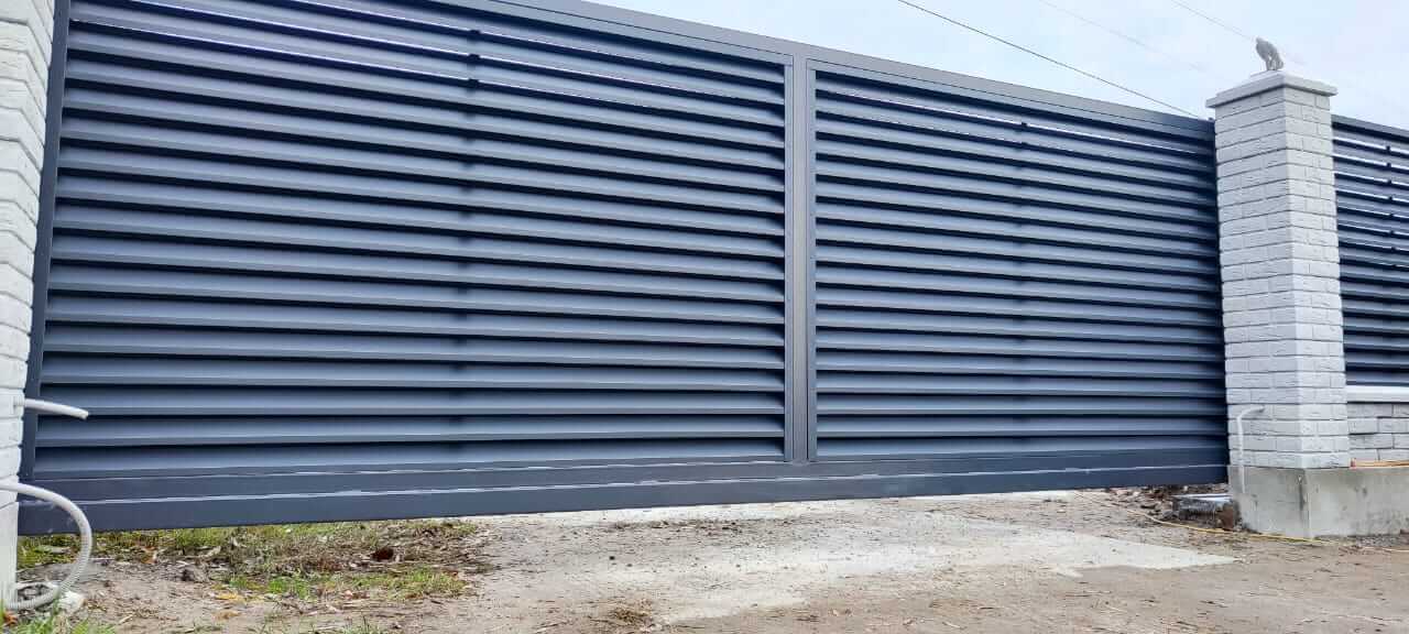 Забор-жалюзи из ламелей ЭКО-Z 32м RAL7024 Серый Графит МАТТЕ фото 3 в Рыбинске