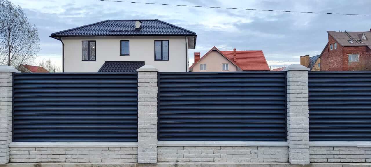 Забор-жалюзи из ламелей ЭКО-Z 32м RAL7024 Серый Графит МАТТЕ в Рыбинске