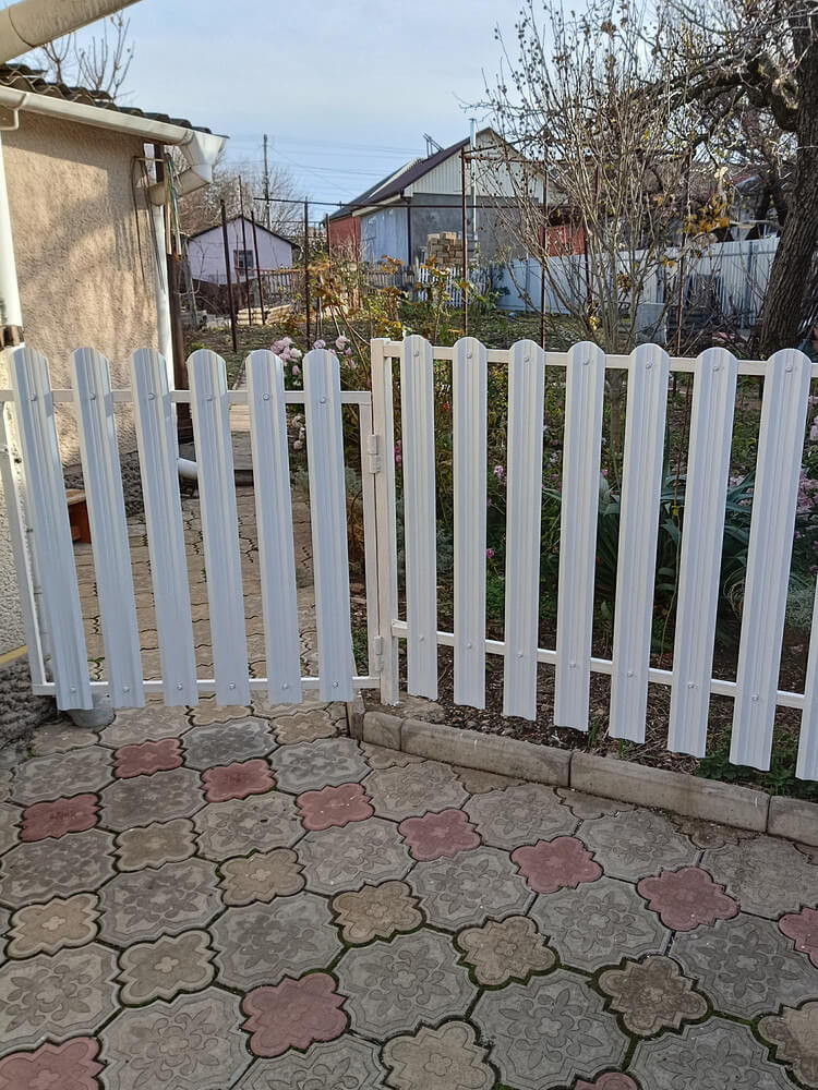 Заборчик из евроштакетника высотой 1м. RAL9003/9003 Белый двусторонний в Рыбинске