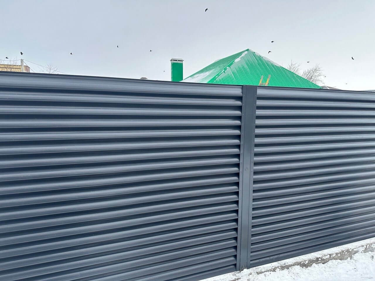 Забор-жалюзи из ламелей Еврожалюзи 32м RAL7024/7024 Серый Графит двусторонний в Рыбинске