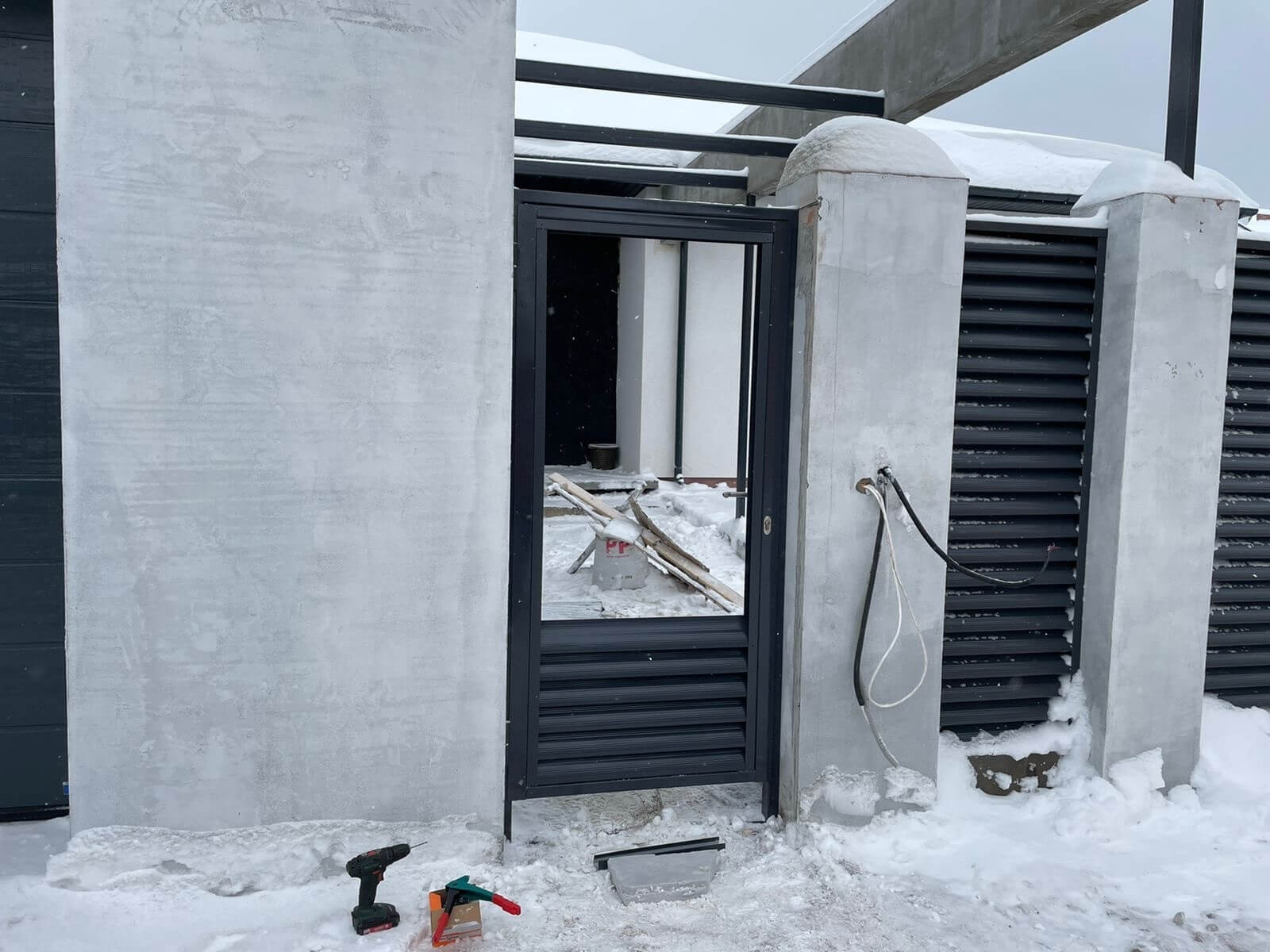Забор из ламелей еврожалюзи 28м RAL7024/7024 Серый Графит двусторонний фото 2 в Рыбинске