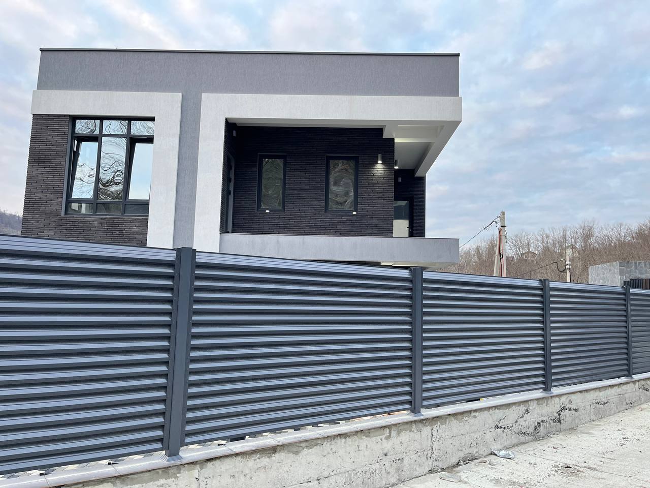Забор-жалюзи из ламелей ЭКО-Z усиленных RAL7024/7024 Серый Графит двусторонний в Рыбинске