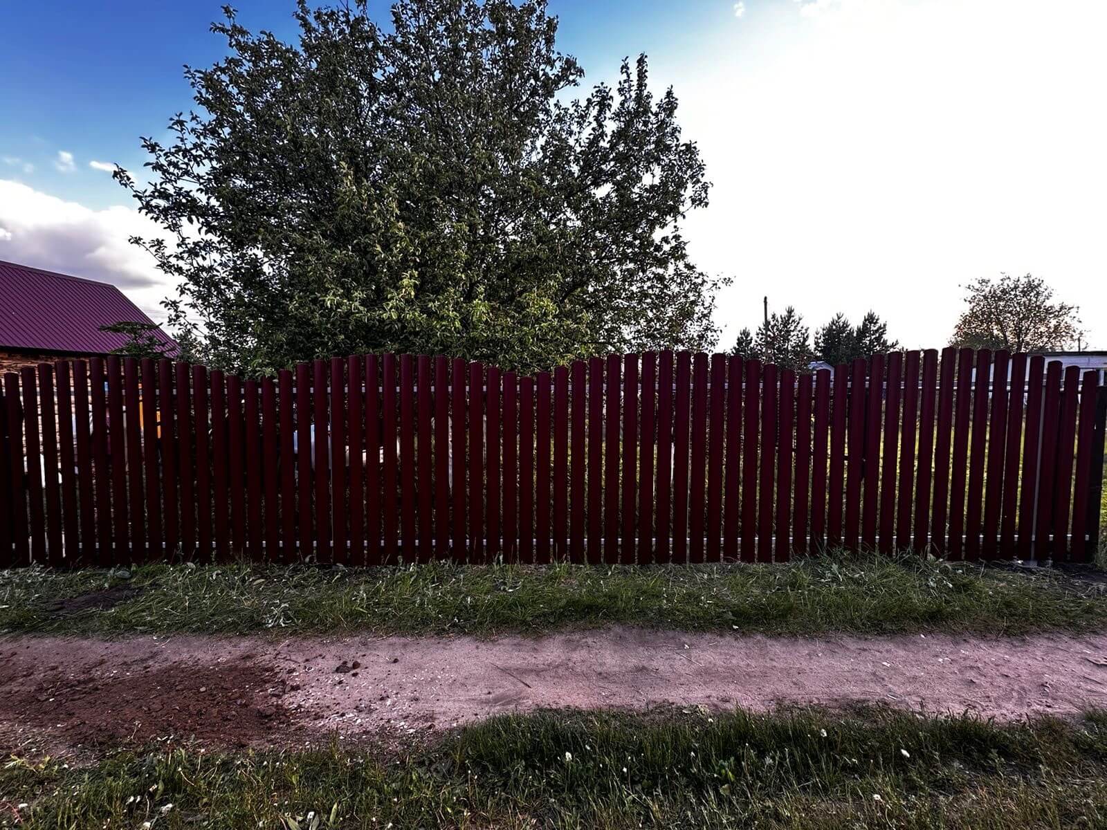 Забор из евроштакетника 28м RAL3005 Красное Вино фото 1 в Рыбинске