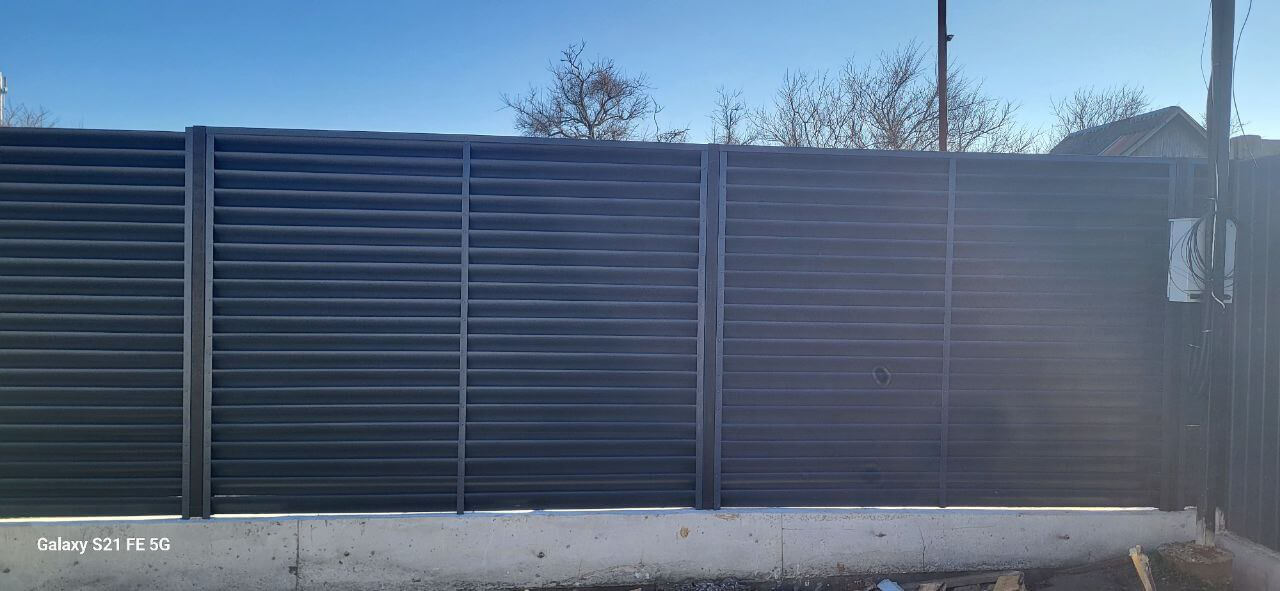 Забор из ламелей еврожалюзи 30м RAL7024/7024 Серый Графит двусторонний фото 6 в Рыбинске