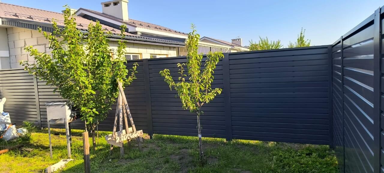 Забор-жалюзи из ламелей Хай-Тек 62м RAL7024/7024 Серый Графит двусторонний фото 4 в Рыбинске