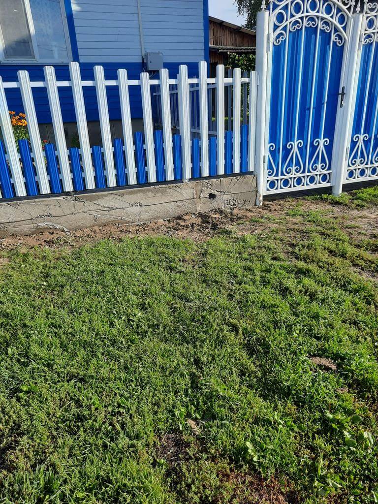 Забор из евроштакетника 14м RAL9003 Белый, RAL5005 Синий Сигнал фото 2 в Рыбинске