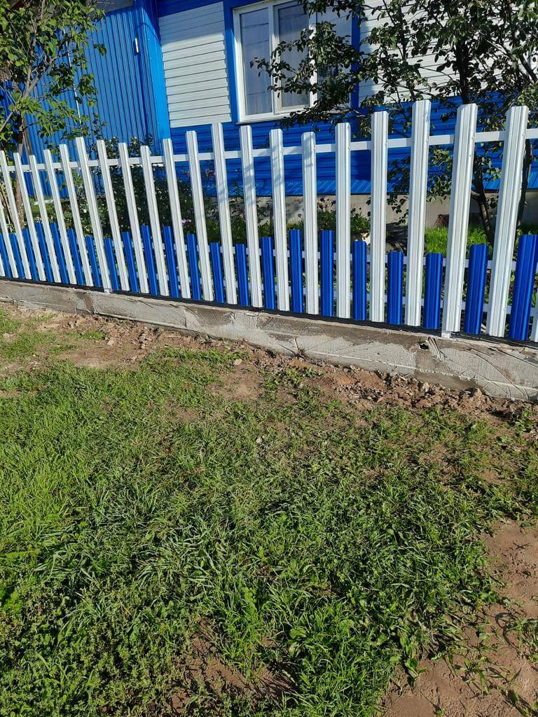 Забор из евроштакетника 14м RAL9003 Белый, RAL5005 Синий Сигнал фото 1 в Рыбинске
