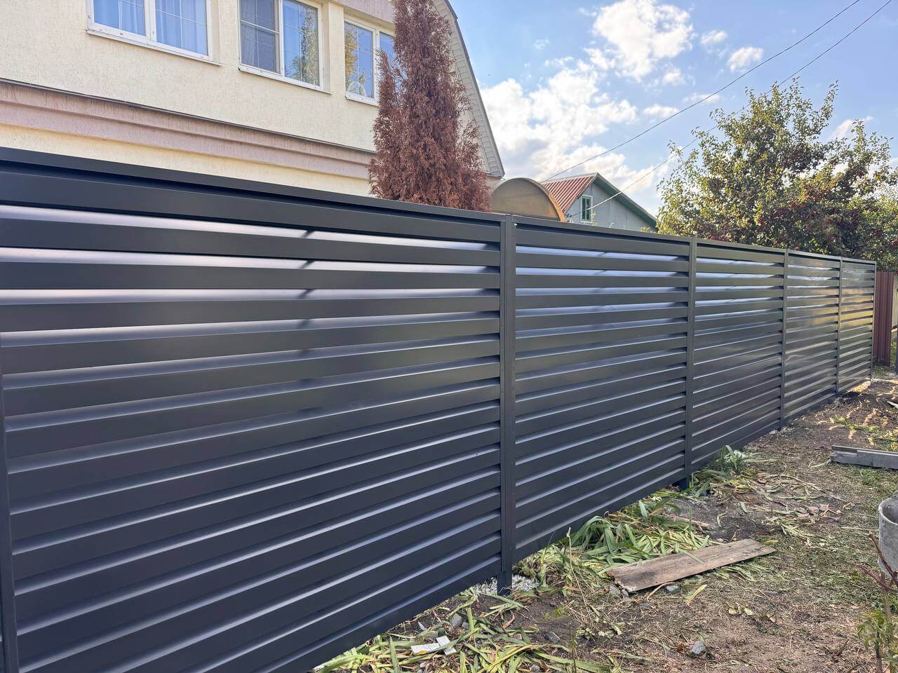 Забор-жалюзи из ламелей Хай-Тек 26м RAL7024/7024 Серый Графит двусторонний в Рыбинске