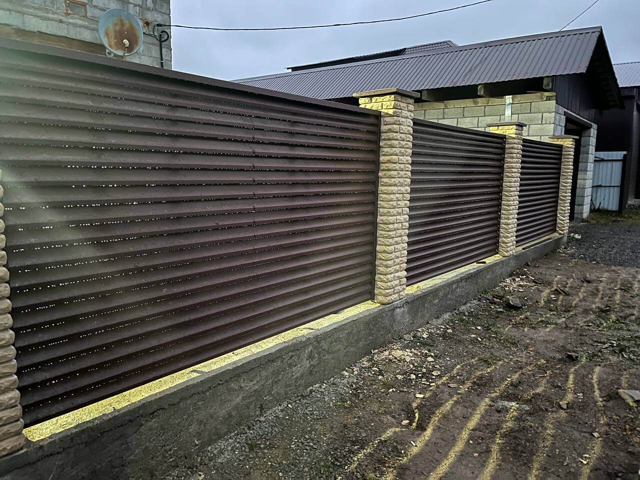 Забор-жалюзи из ламелей ЭКО-Z 18м RAL8017/8017 Шоколад двусторонний фото 6 в Рыбинске