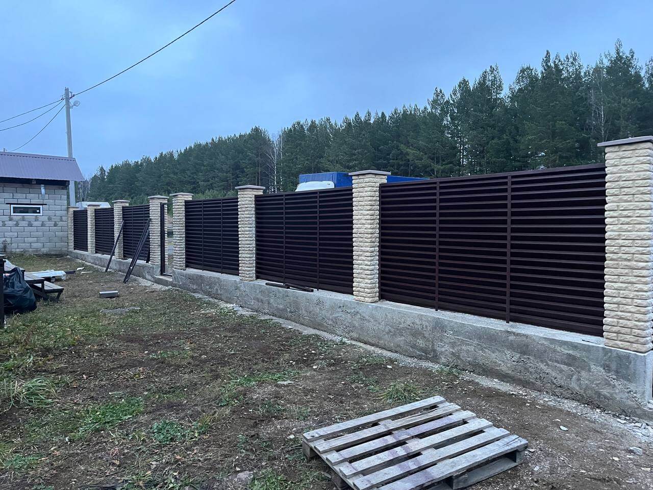 Забор-жалюзи из ламелей ЭКО-Z 18м RAL8017/8017 Шоколад двусторонний фото 3 в Рыбинске