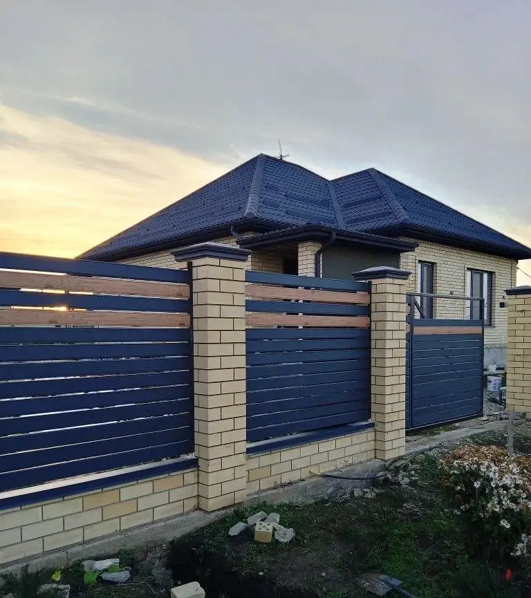 Забор из металлопланкена 28м RAL7024/7024 Серый Графит МАТТЕ + Клен Светлый SteelArt в Рыбинске