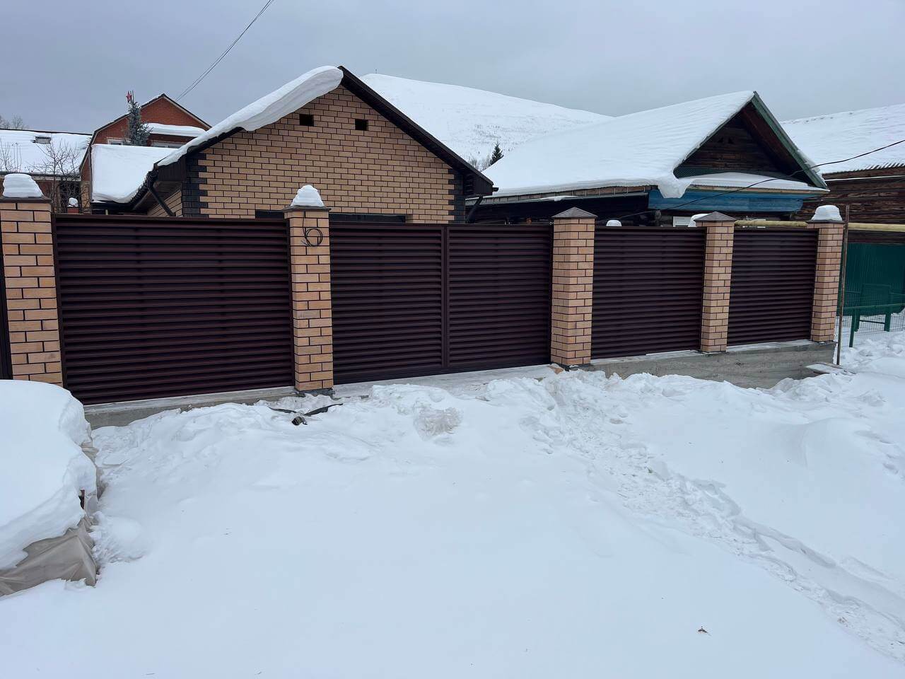 Забор-жалюзи из ламелей ЭКО-Z 87м RAL8017/8017 Шоколад двусторонний МАТТЕ фото 3 в Рыбинске