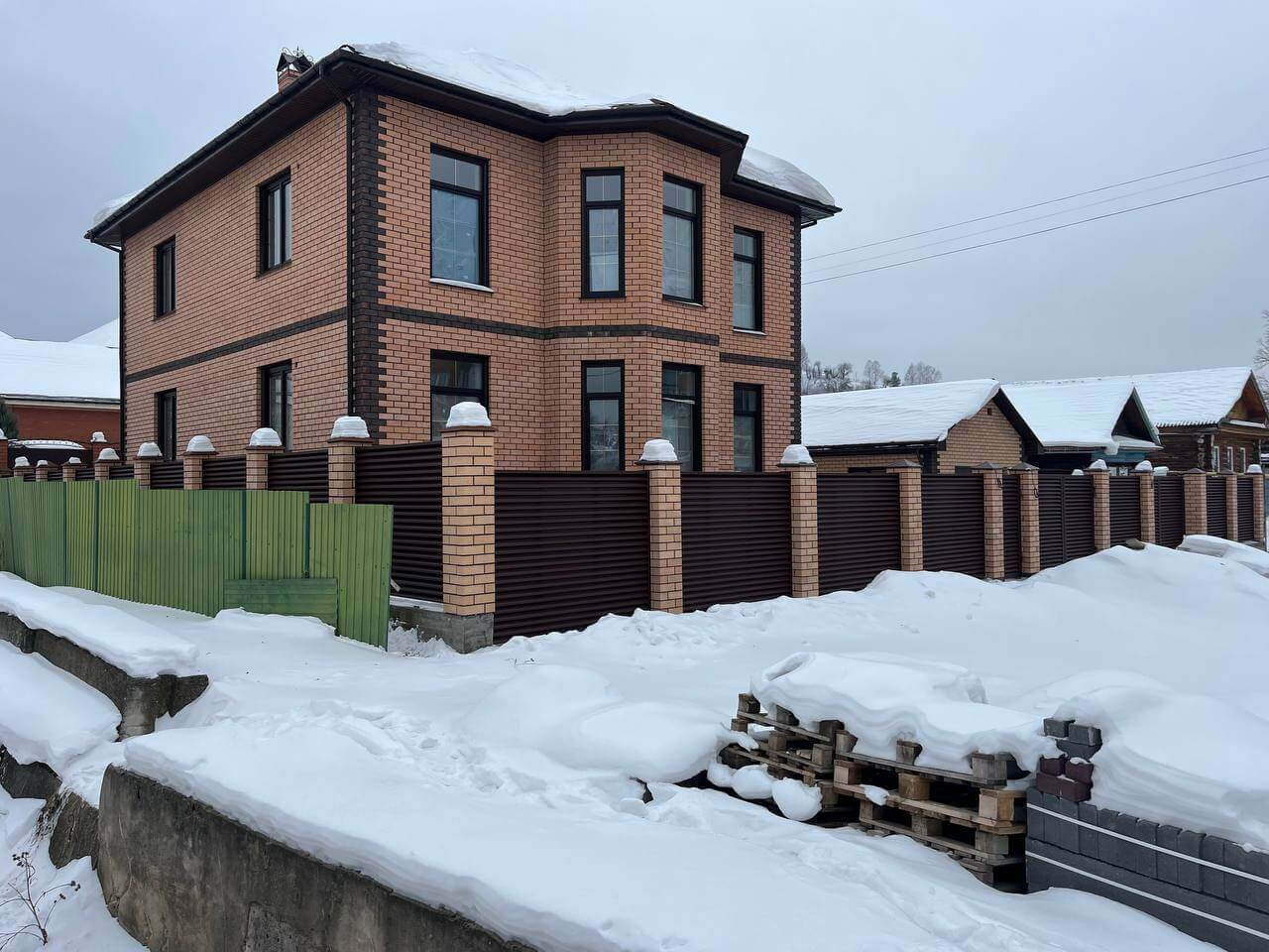 Забор-жалюзи из ламелей ЭКО-Z 87м RAL8017/8017 Шоколад двусторонний МАТТЕ фото 12 в Рыбинске