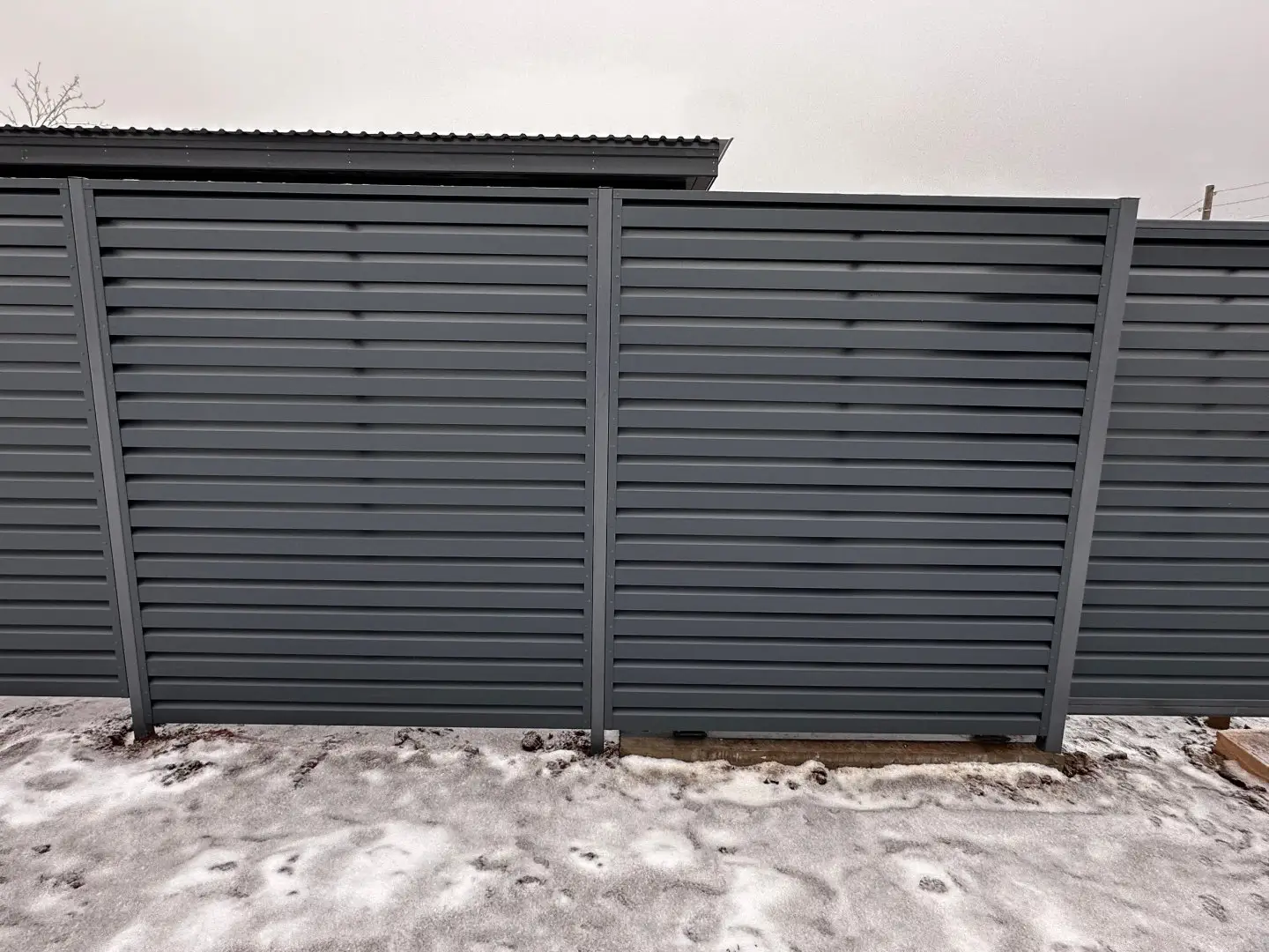 Забор-жалюзи из ламелей Хай-Тек 20м RAL7024/7024 Серый Графит двусторонний МАТТЕ фото 2 в Рыбинске