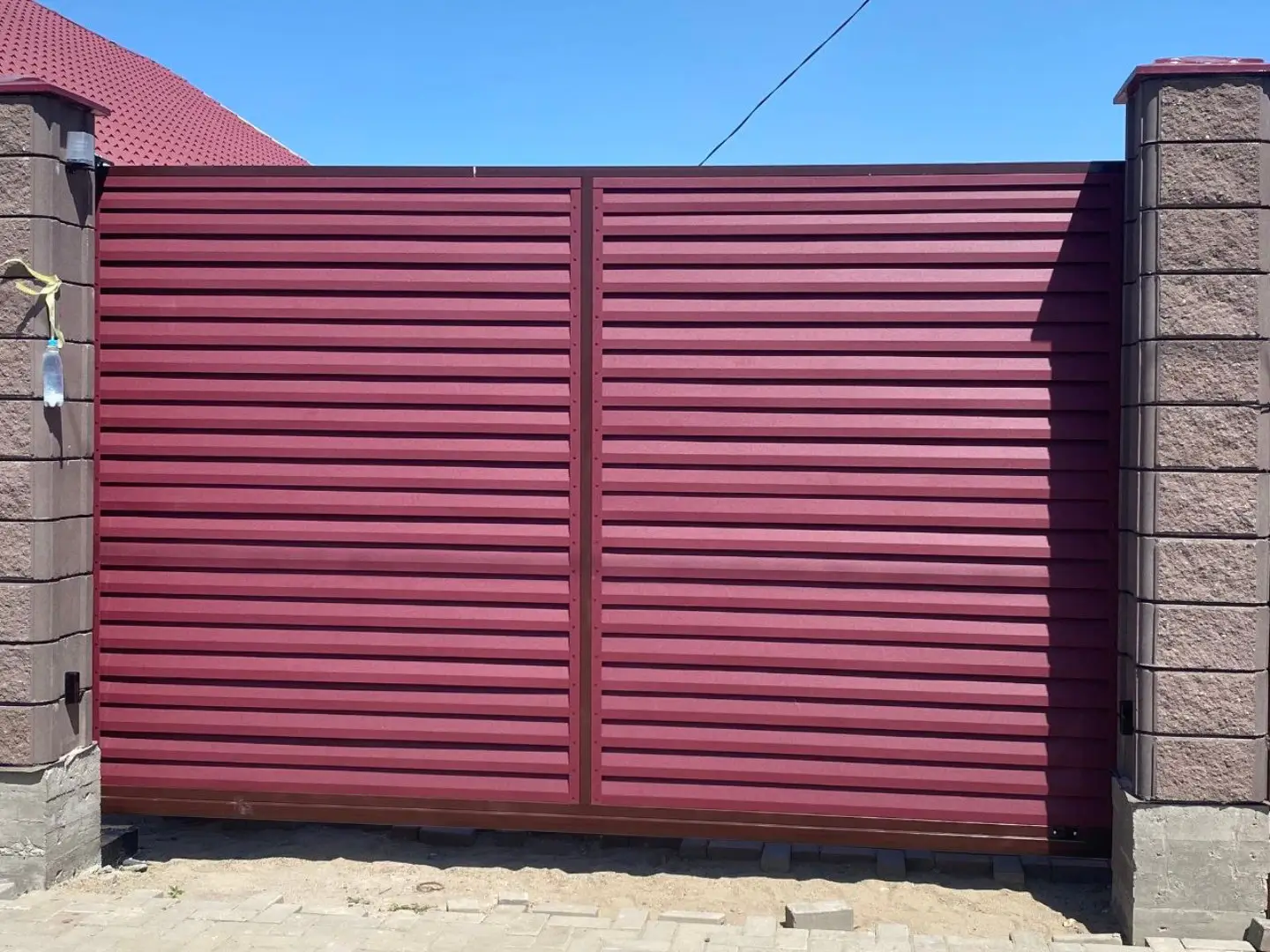 Входная группа из ламелей Реснички RAL3005 Красное Вино Rooftop Бархат фото 1 в Рыбинске