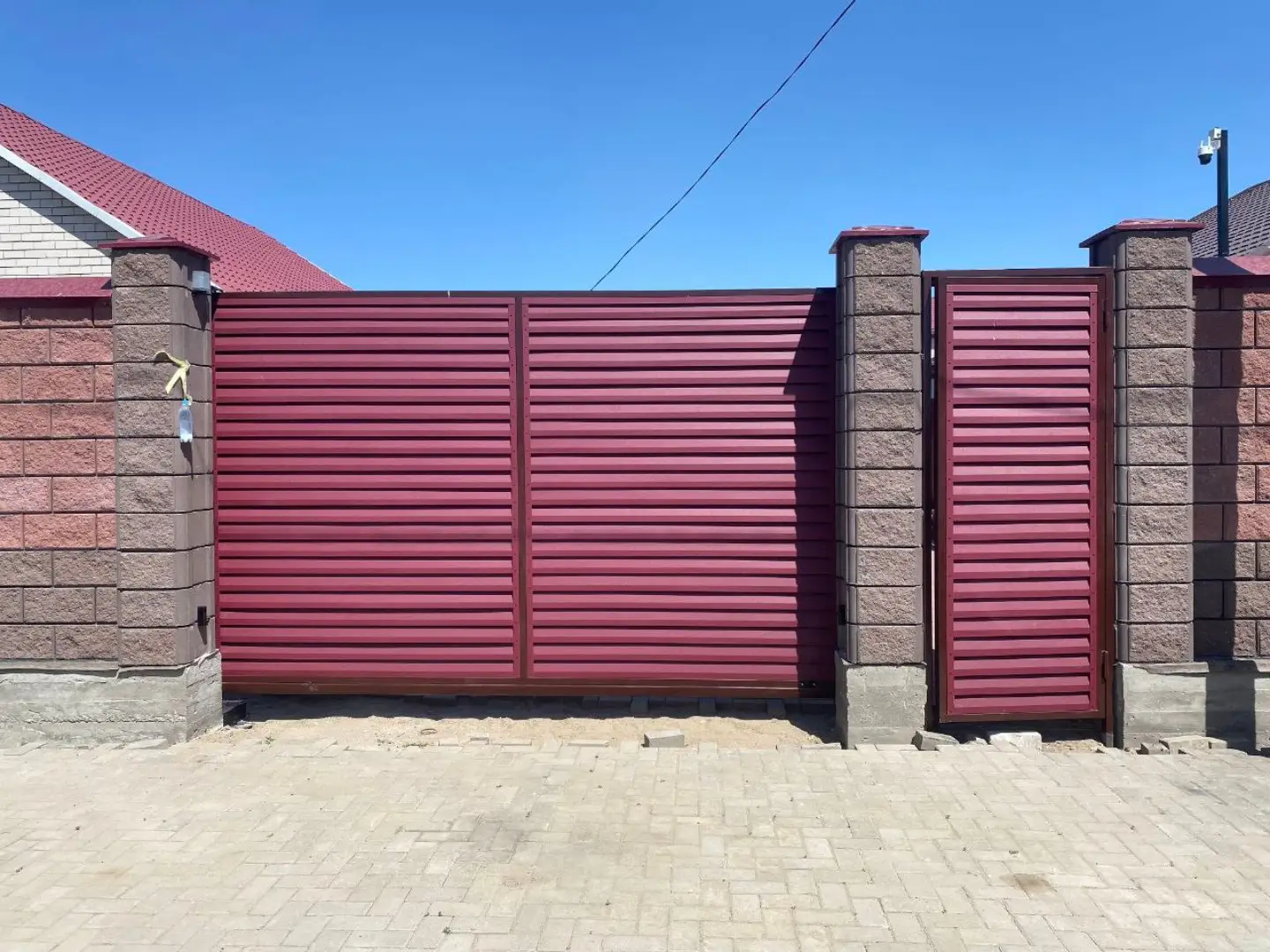 Входная группа из ламелей Реснички RAL3005 Красное Вино Rooftop Бархат в Рыбинске