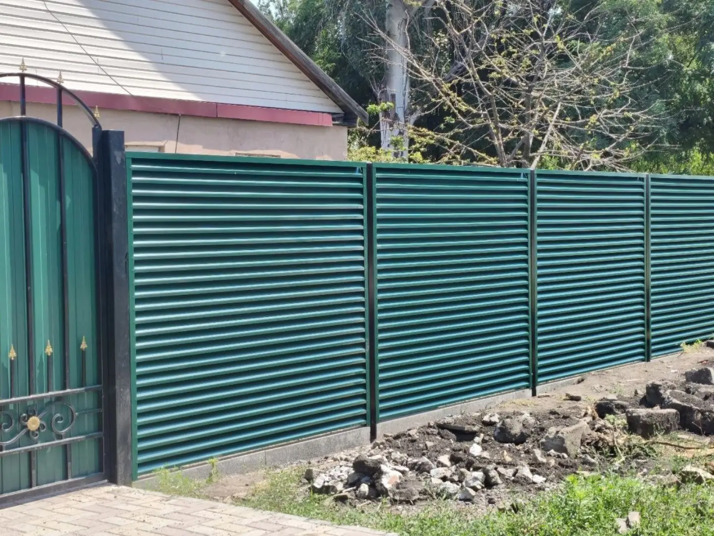 Забор-жалюзи из ламелей ЭКО-Z 24м RAL6005 Зеленый Мох фото 2 в Рыбинске