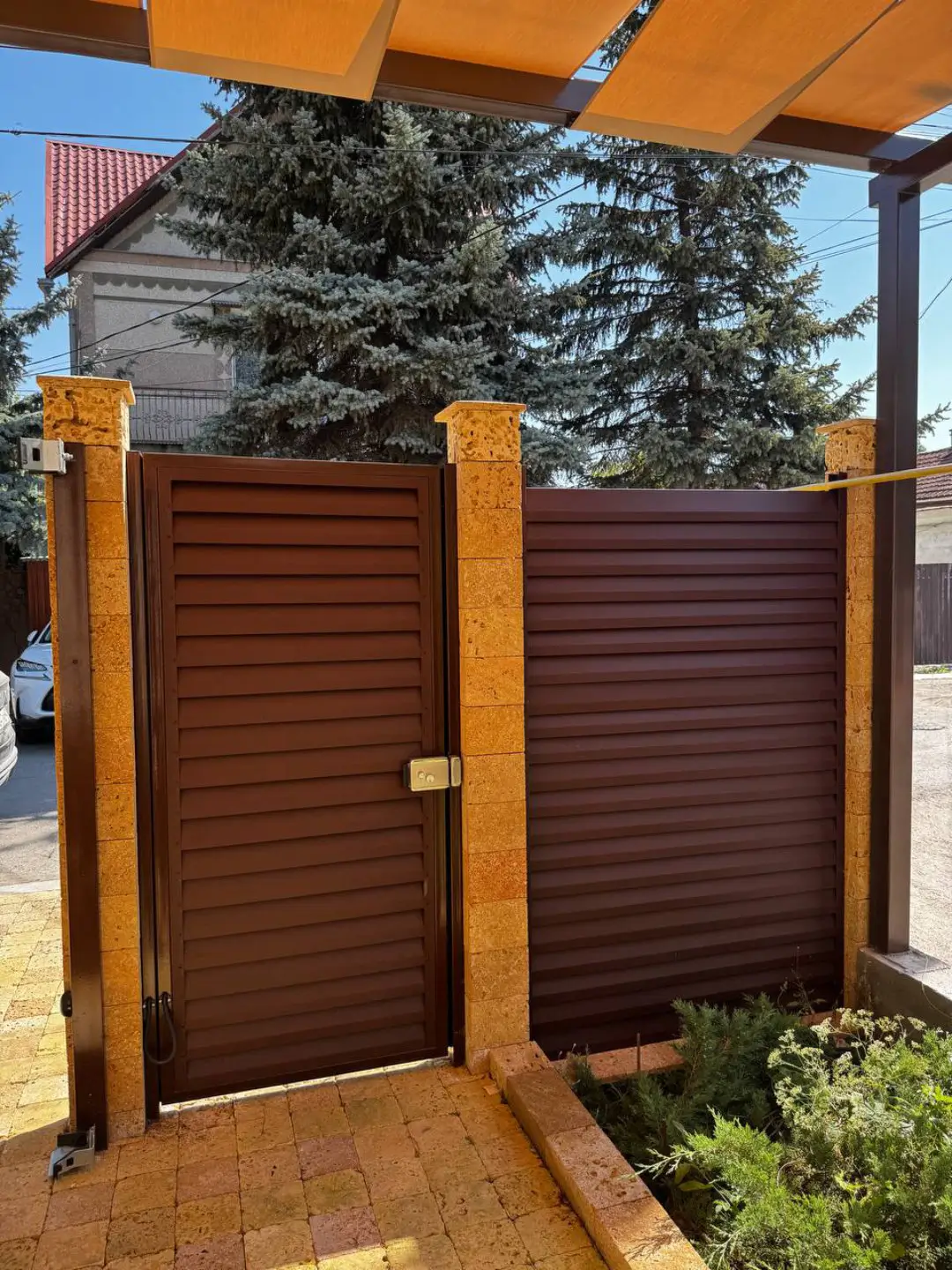 Забор-жалюзи из ламелей Реснички 12м RAL8017 Шоколад МАТТЕ фото 1 в Рыбинске
